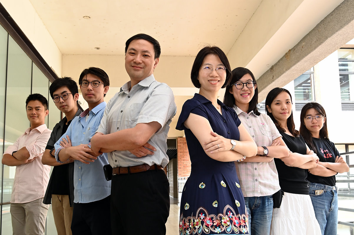 本校物理系王道維教授(左排前)與團隊研發AI輔助監護權判決預測系統