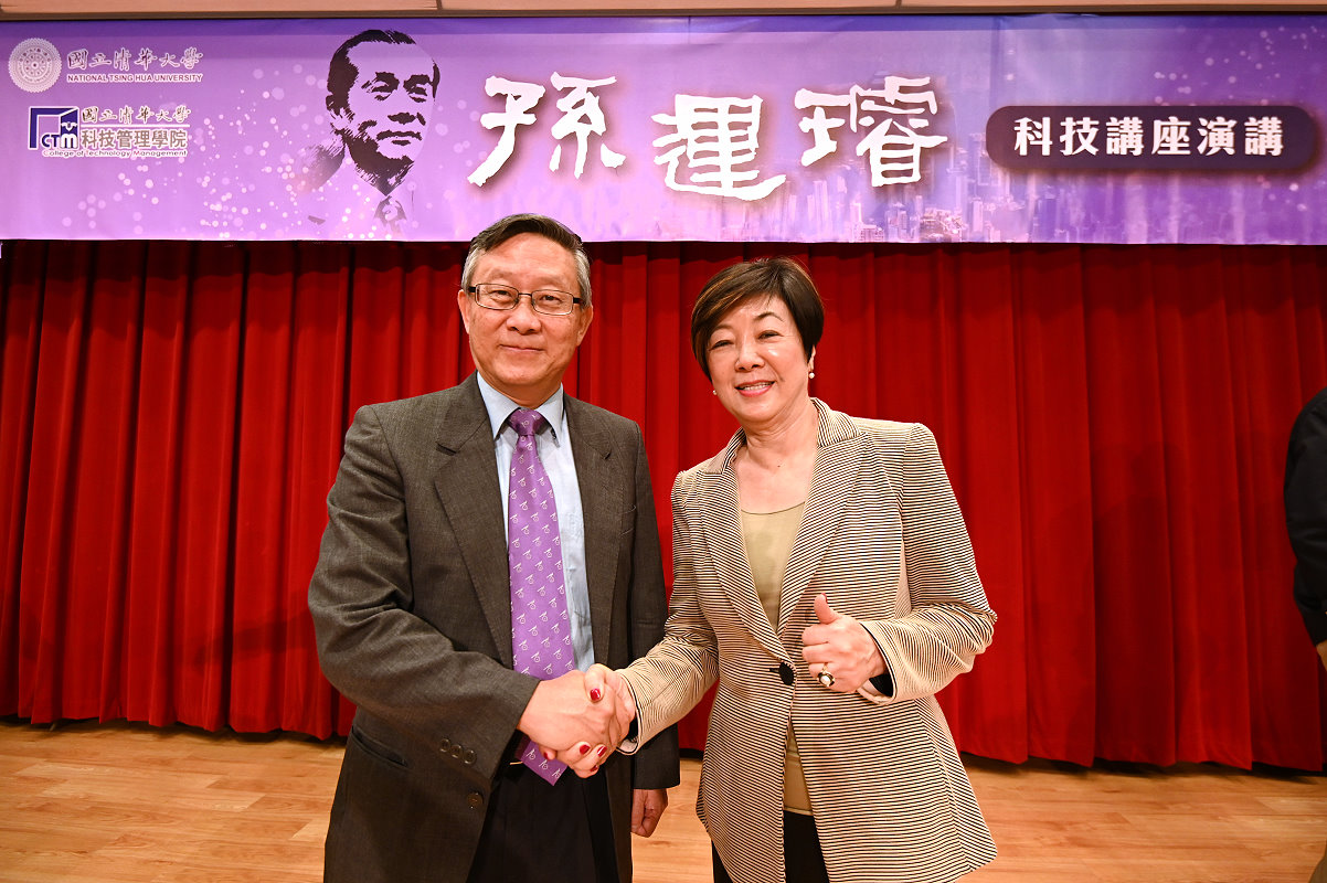 賀陳弘校長(左)也到場聆聽張淑芬演講，並感謝她帶給清華師生的啟發