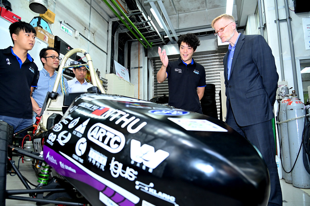 清華動機系學生向柏克萊加大工學院助理院長孫安濤(右一)介紹賽車設計理念