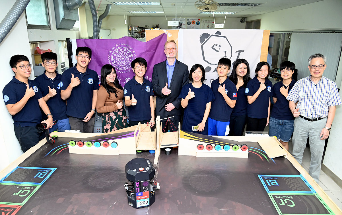 柏克萊工學院主管(左四、六、七)參觀清華DIT機器人團隊