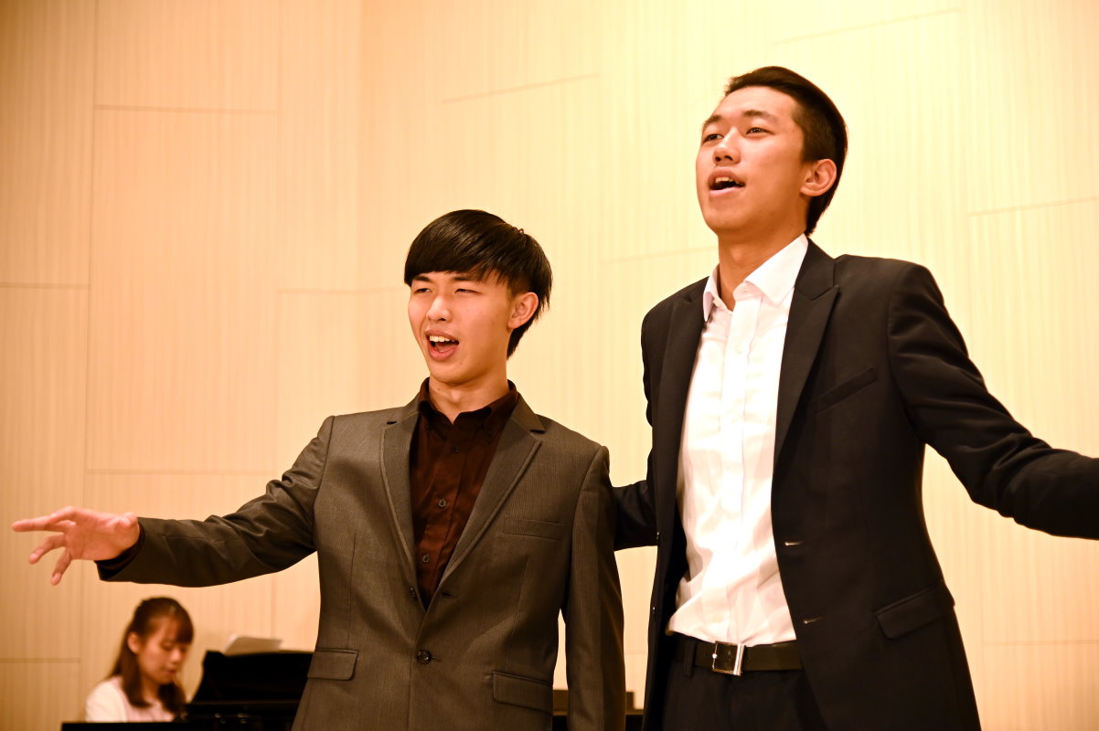 本校音樂系學生陳亭屹(左)與王健宇合唱「士兵之歌」