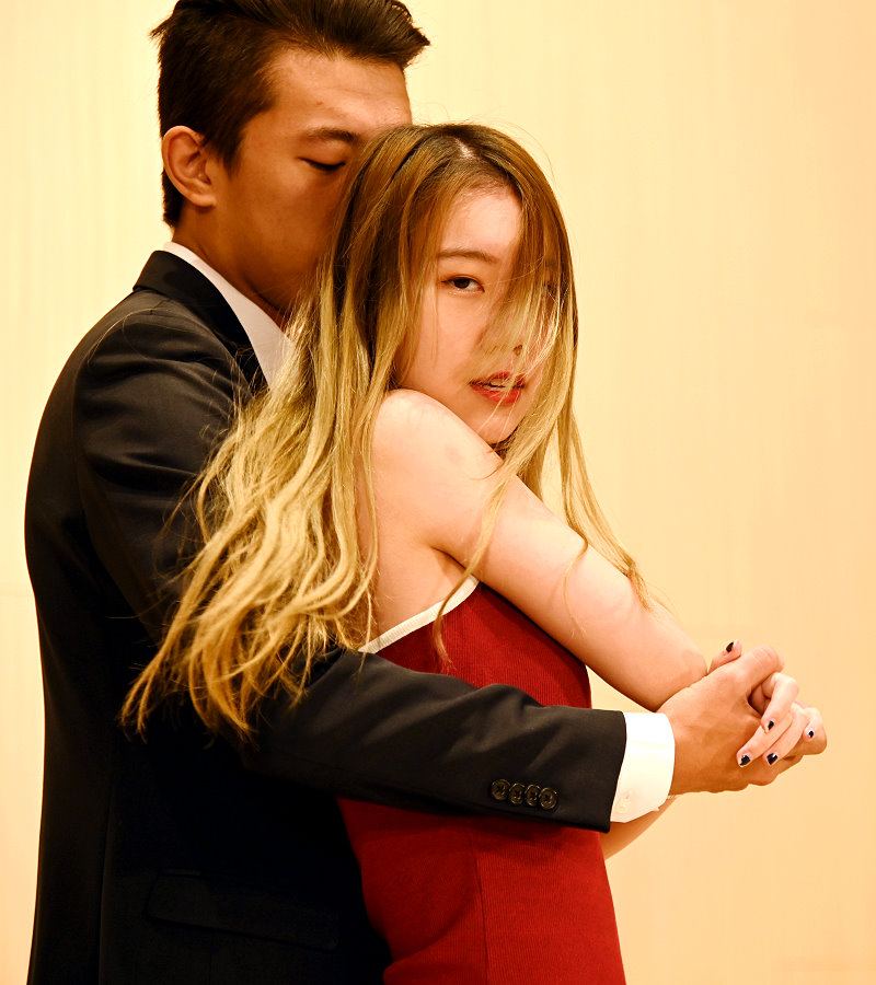 本校音樂系學生陳庭佳(右)飾演妓女，在劇中與男主角有多場精采對手戲