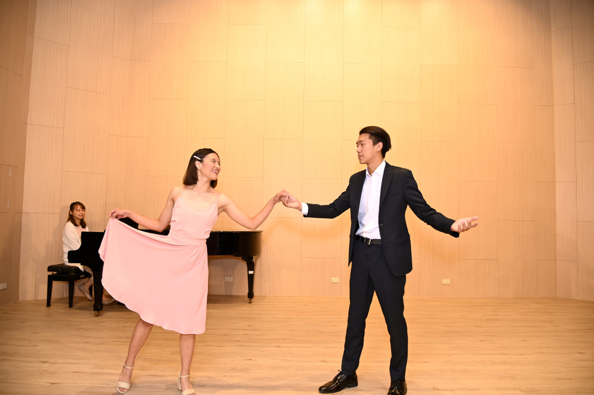 男女主角王健宇(右)與瑪雅．瑪杜萊安除合唱外，也展現舞蹈功力
