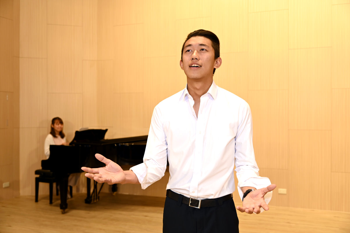 本校音樂系學生王健宇飾演強盜頭子「麥基」，在劇中有許多獨唱段落，展現聲樂專業