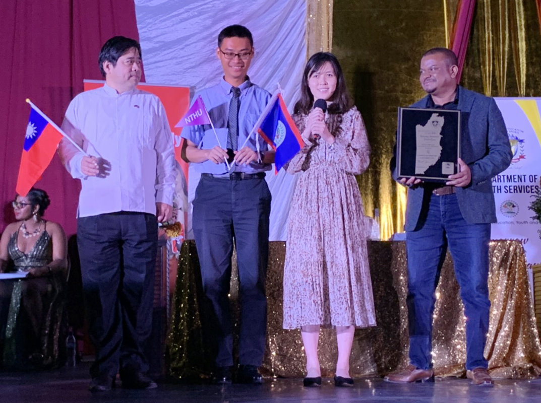 貝里斯志工團2019年領隊黃聖芬(右二)發表得獎感言