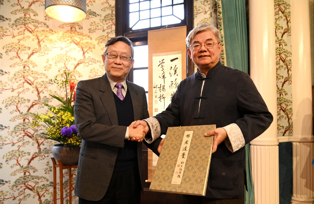清華楊儒賓教授(右)將千件珍貴文物捐給清華，由賀陳弘校長代表受贈