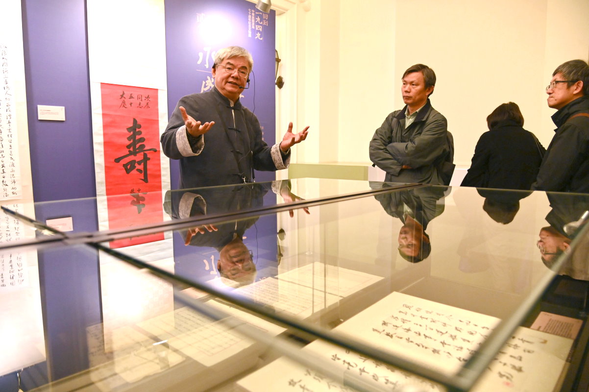 楊儒賓教授為參與捐贈典禮的貴賓導覽現正在台北中山堂展出的文物