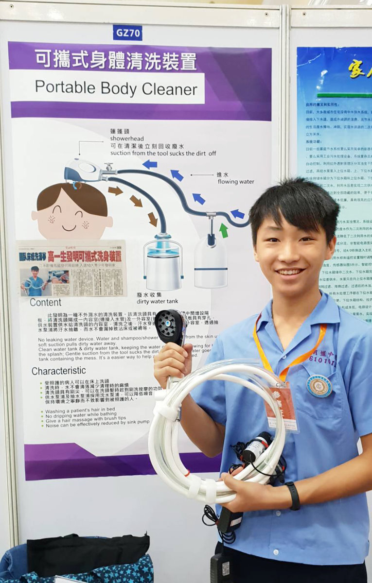 私立明道高中學生江承蔚錄取本校拾穗計畫，他發明可攜式洗澡裝置，讓坐輪椅的人也能方便洗澡