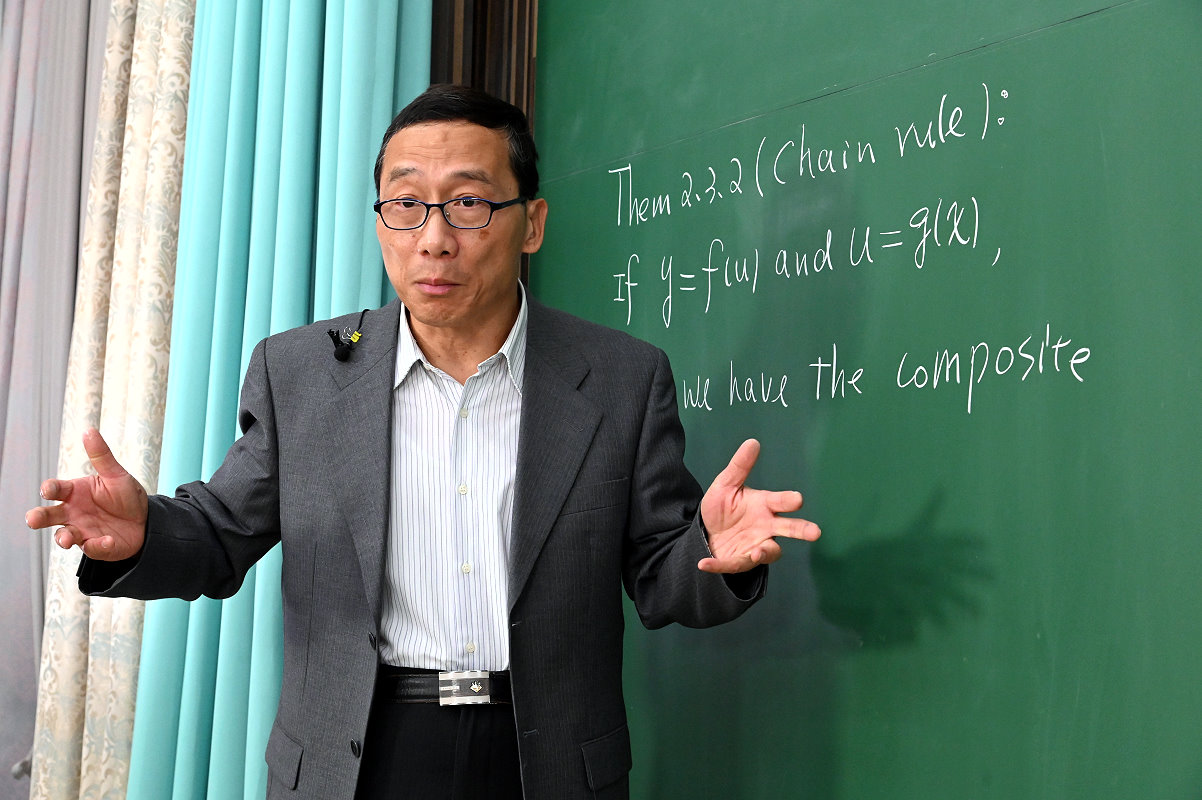 本校數學系顏東勇教授耗時2年拍攝清華磨課師線上微積分課程