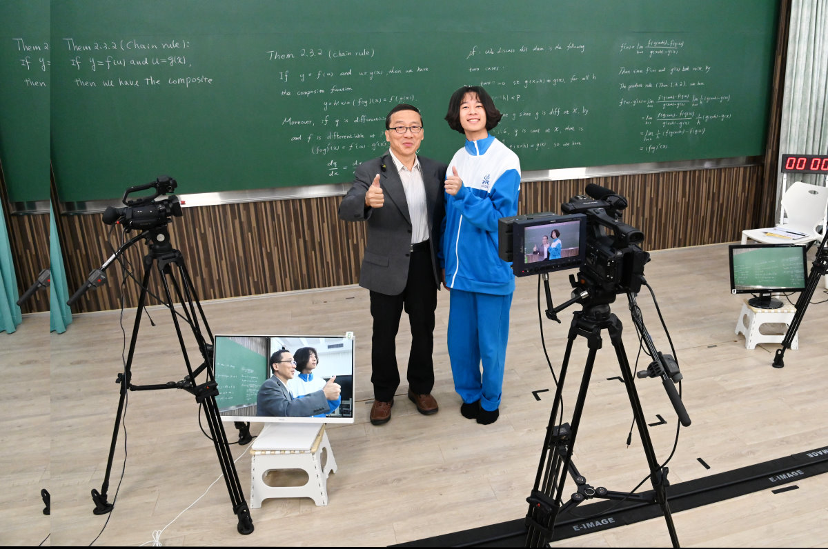 本校授顏東勇教授(左)邀請小粉絲劉澈參觀線上課程攝影棚