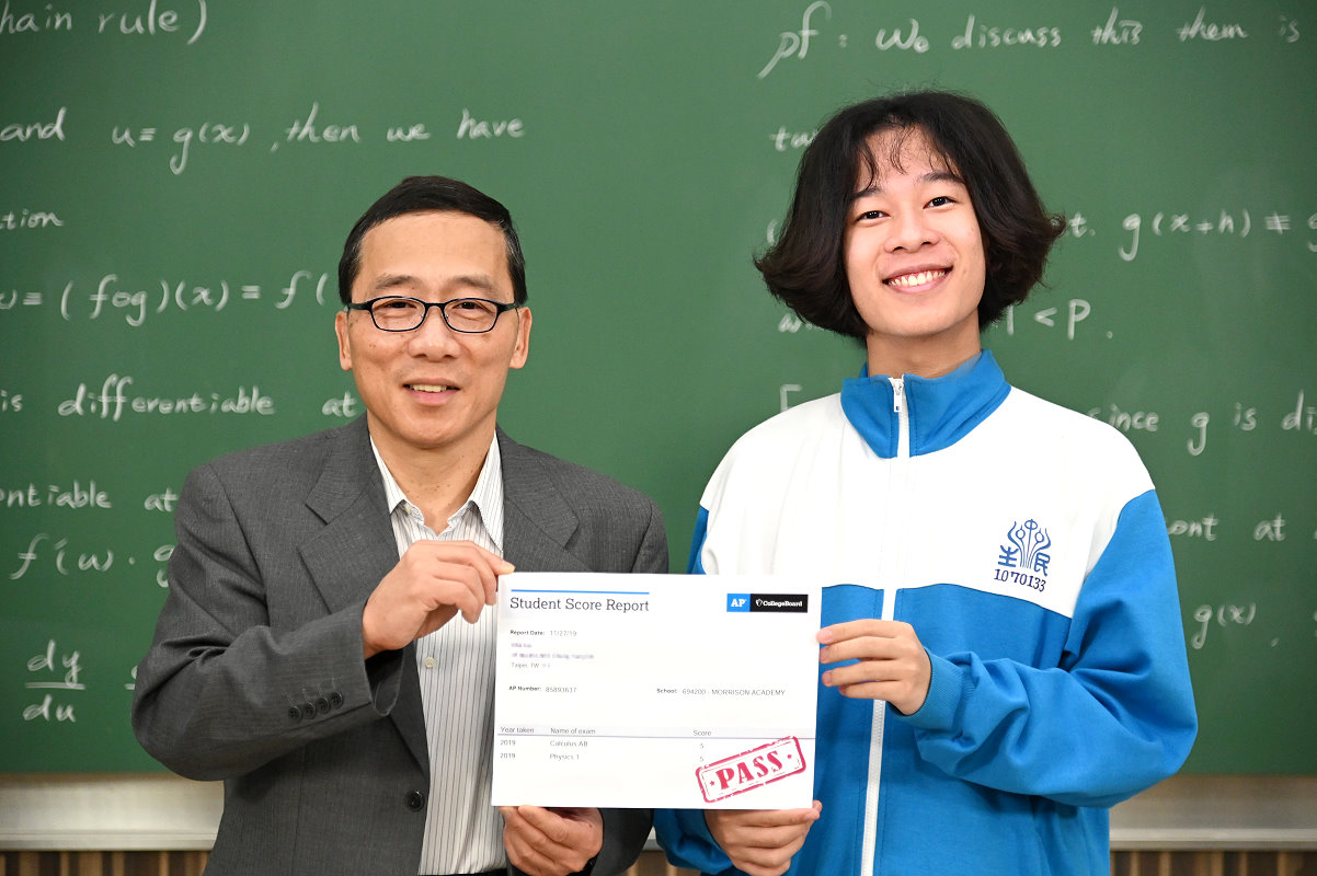 本校數學系顏東勇教授(左)線上微積分課程助自學生劉澈考取美國大學先修微積分滿分