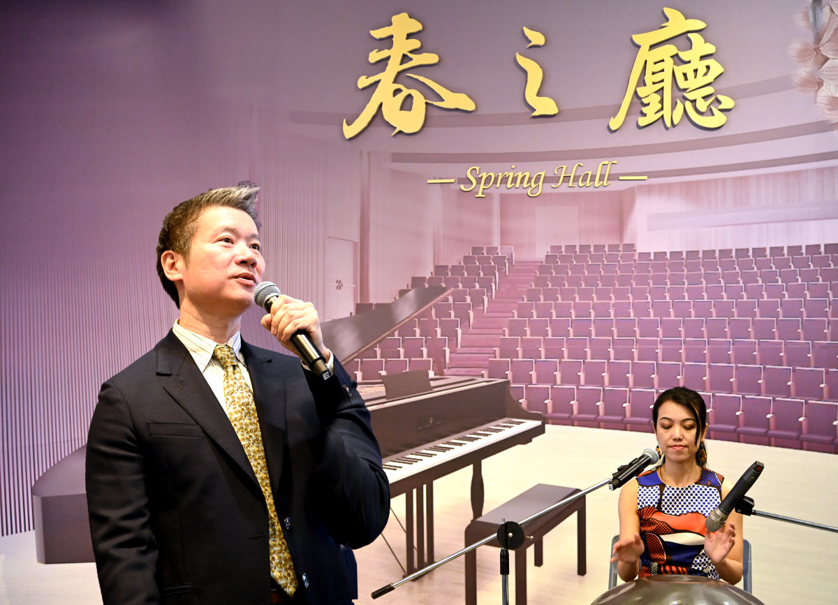 侯玉書董事長(左)與93級外語系校友謝韻雅即興吟唱春之禮讚