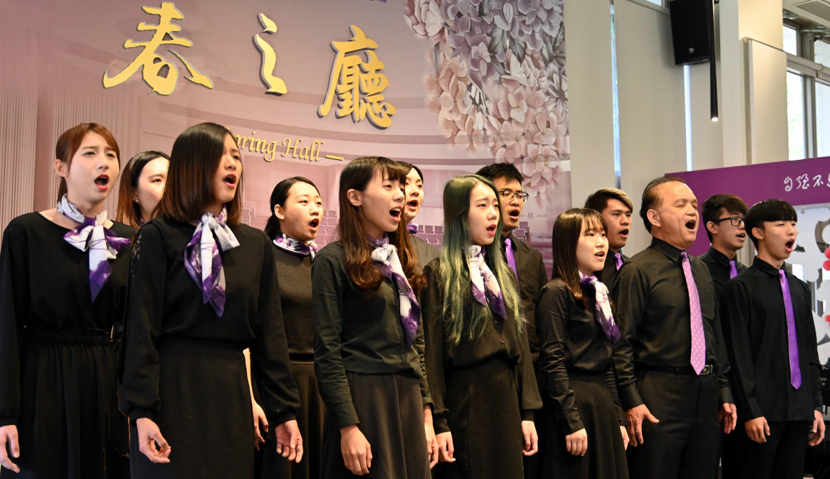 本校音樂系學生與何長慶董事長(前排右二)演唱「奉獻」一曲，緬懷侯王淑昭女士