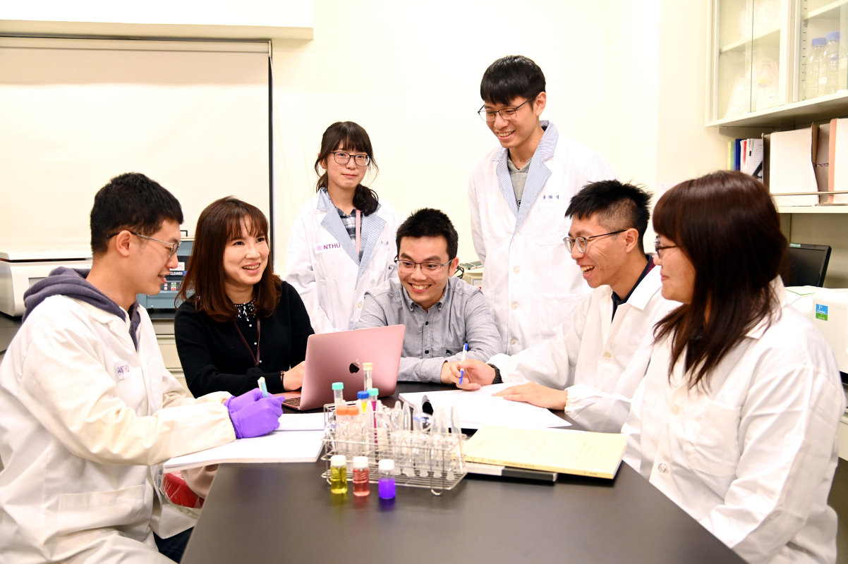 清華陳韻晶老師(左二)、(中)魯才德老師帶領研究團隊研發出一氧化氮奈米載體，將腫瘤血管正常化
