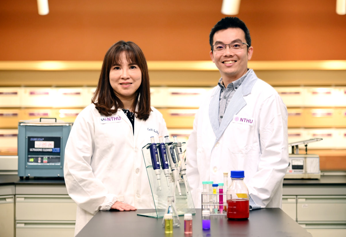清華醫工所陳韻晶老師(左)、魯才德老師研發出讓腫瘤血管正常化的抗癌新療法