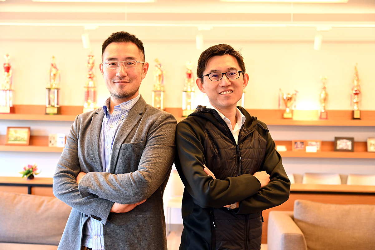 本校資工系吳尚鴻副教授(左)與電機系劉奕汶副教授的AI廣告生成術可節省廣告製作成本