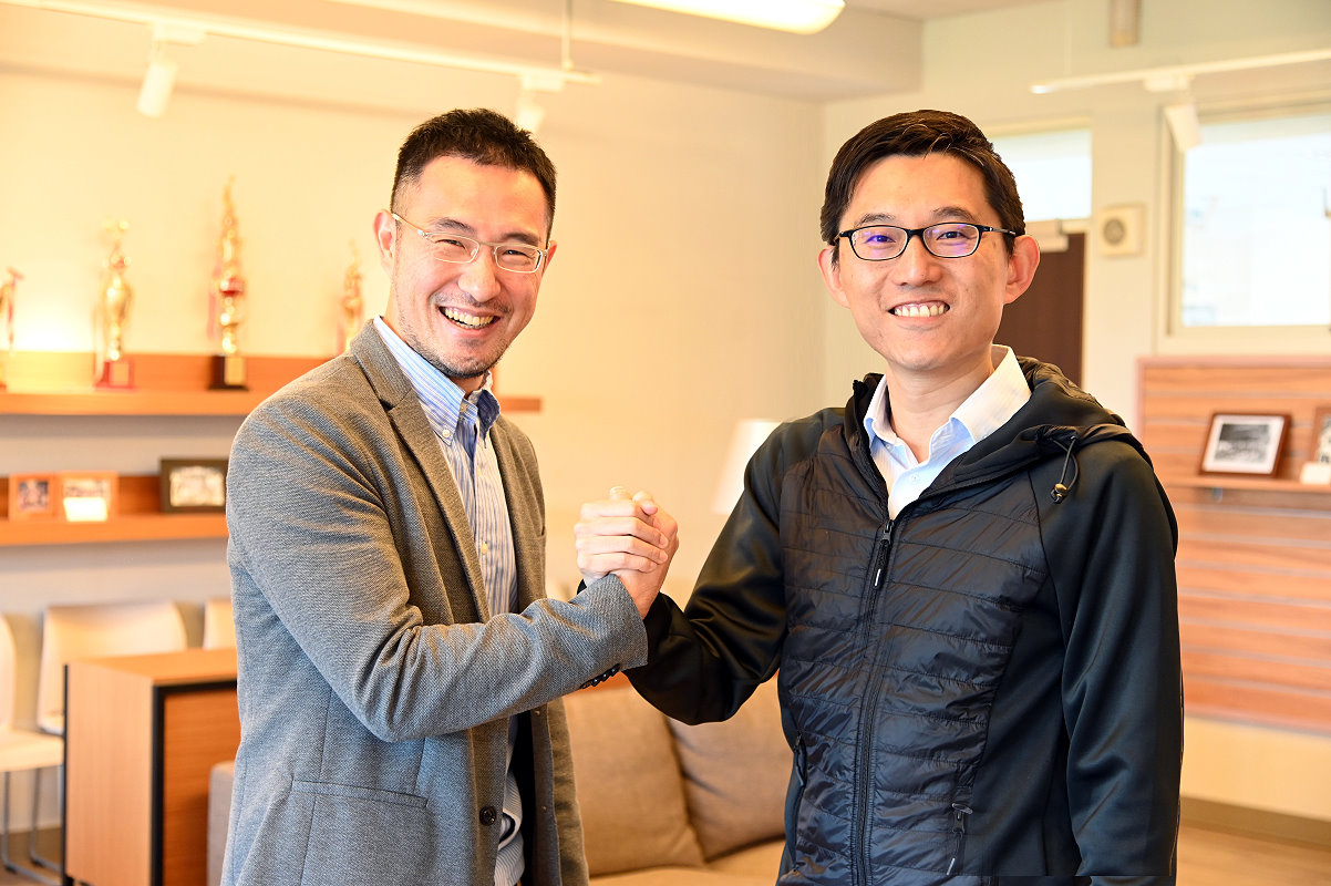 吳尚鴻副教授(左)與劉奕汶副教授的AI廣告生成術可快速產生廣告圖片與音訊初稿
