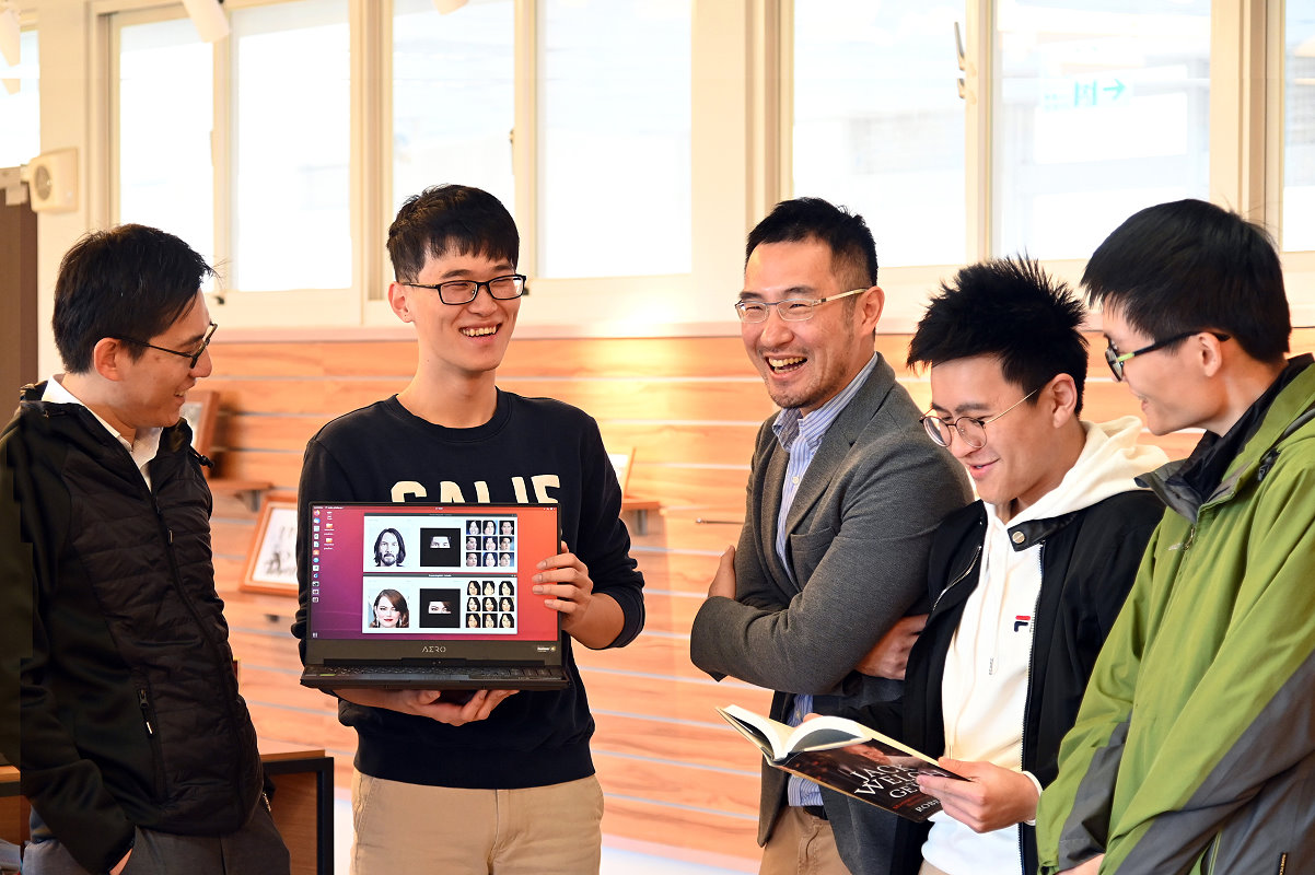 吳尚鴻副教授(中)與劉奕汶副教授(左一)帶領團隊開發AI廣告生成技術