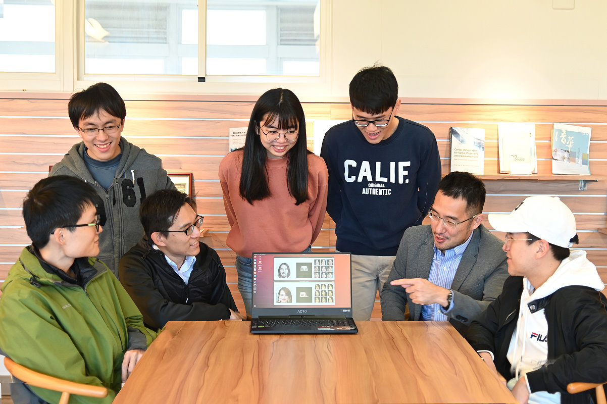 吳尚鴻副教授(前排右二)與劉奕汶副教授(前排右三)帶領團隊開發AI廣告生成技術