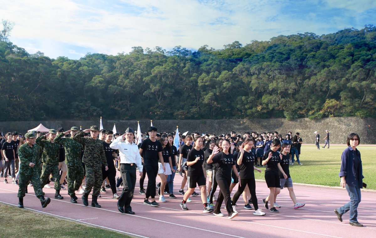 清華將星計畫學生去年參加學校運動會，著勁帥軍裝進場