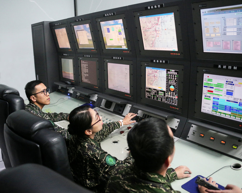 海軍官兵進行銳鳶無人機模擬機教室操作展示(軍聞社提供)