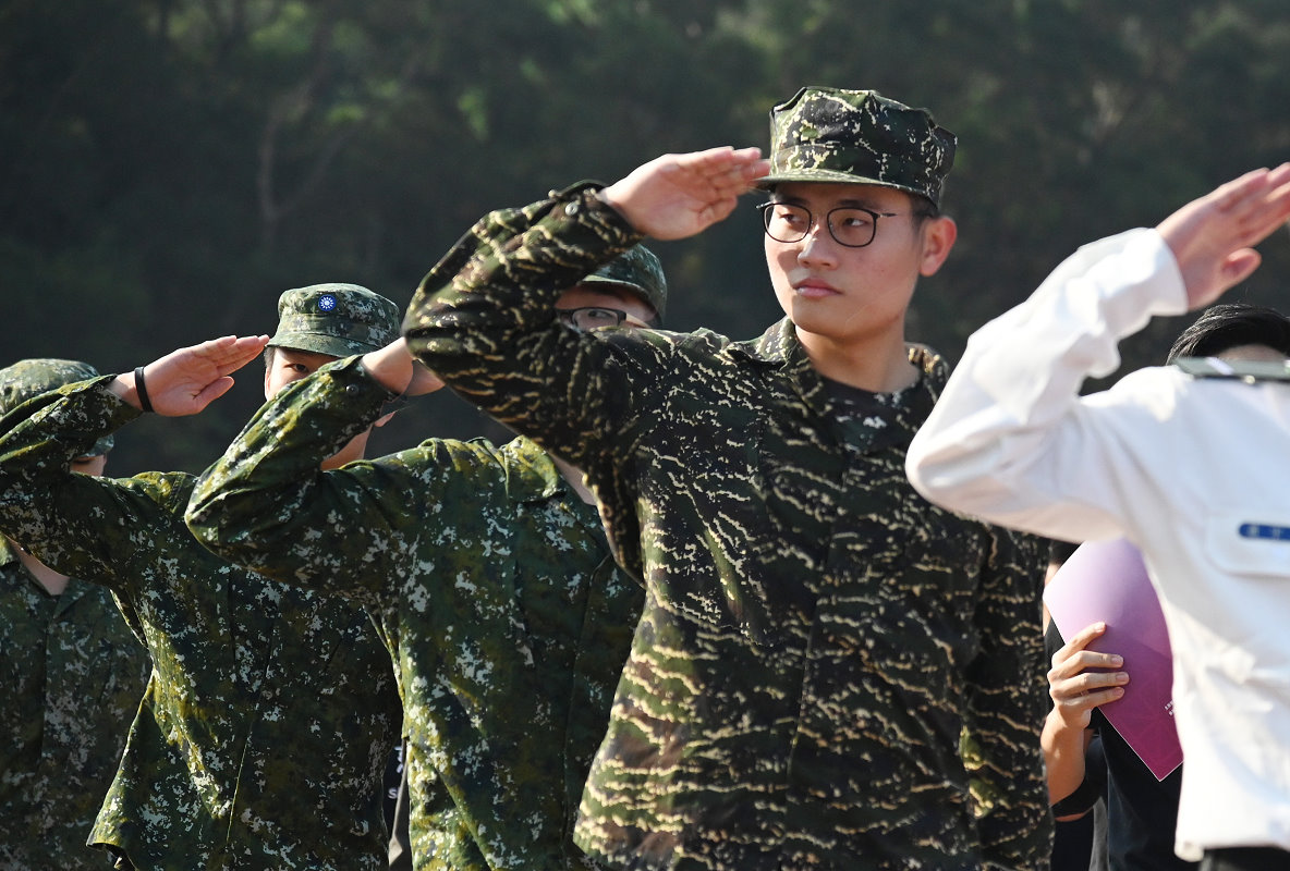 清華將星計畫學生去年參加學校運動會，著勁帥軍裝進場