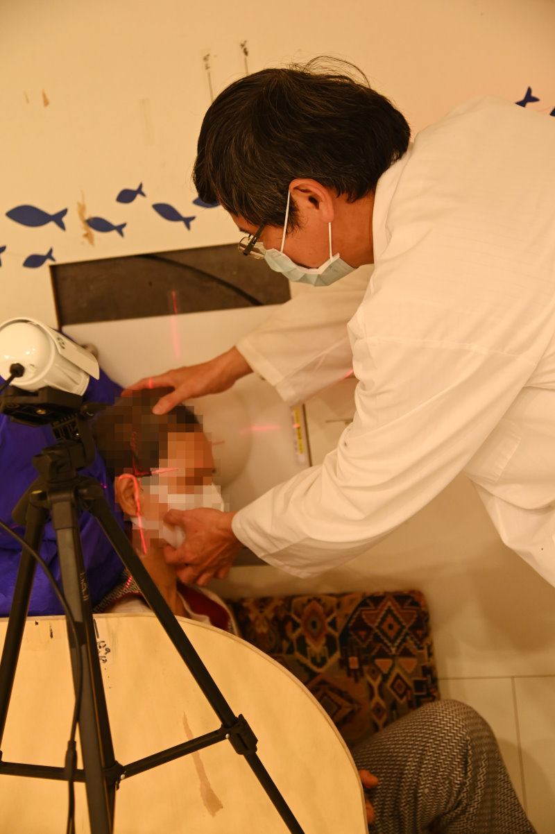清華原科中心反應器資深核能師劉鴻鳴博士(右)調整病患照射中子的位置及角度