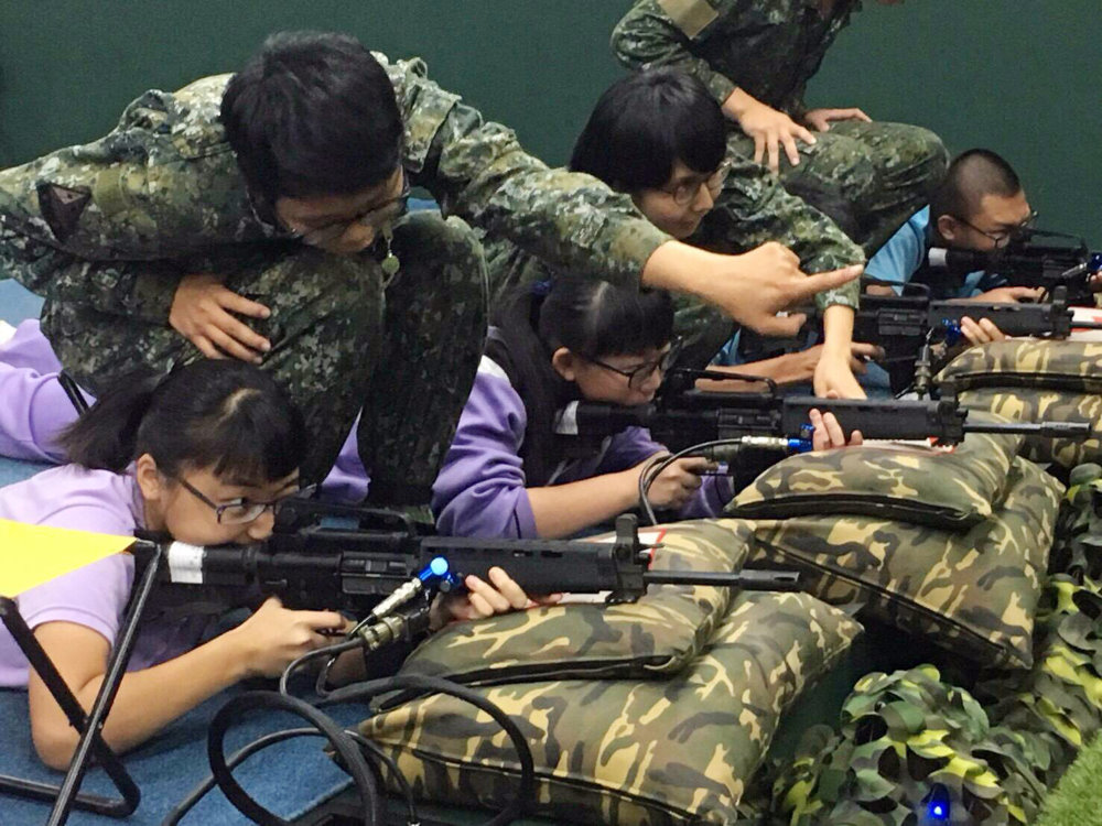 錄取清華將星計畫的普門高中學生楊曉芹(左一)從高一就立定從軍志願