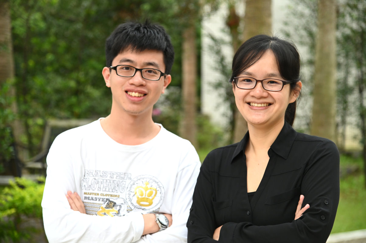 清華生資所張筱涵老師(右)與張孟群研究助理用臉書大數據建立新冠病毒傳播模式