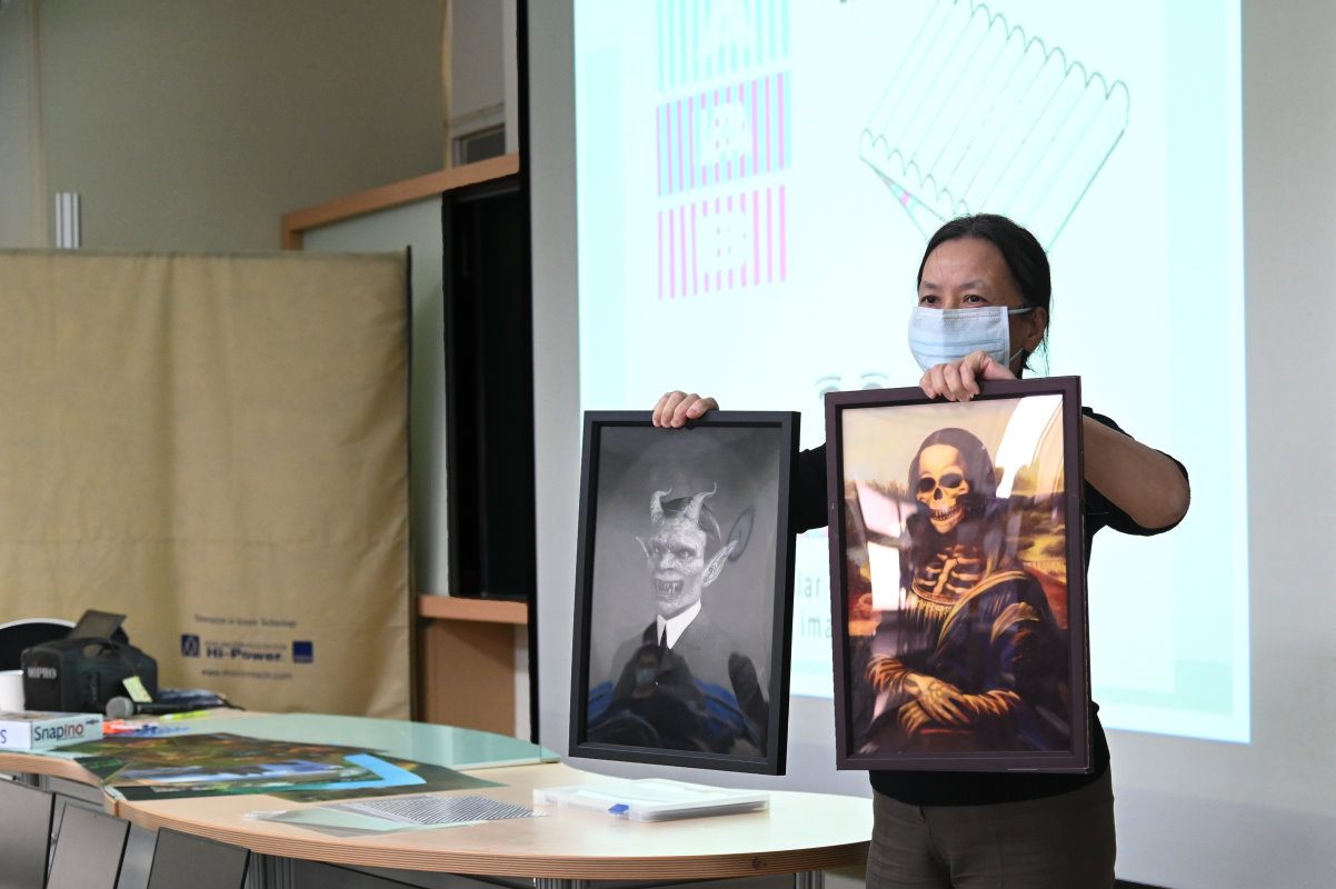 清華普物實驗召集人戴明鳳教授向學生展示同一張圖片透過不同角度，可看到兩種不同影像