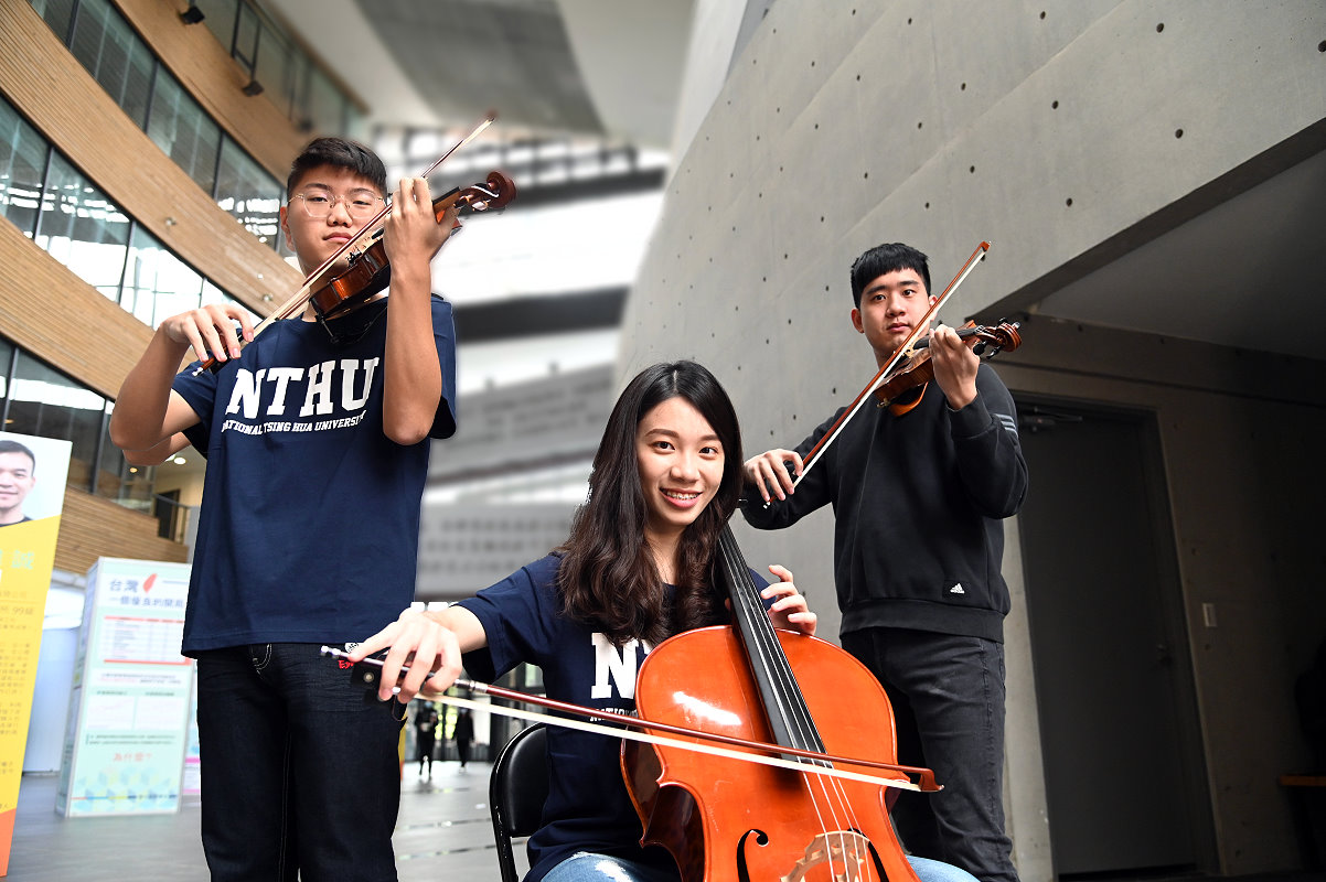 全國學生音樂比賽(非音樂系組)大、中、小提琴獨奏第一名的清華學生在清華校慶快閃演奏。左起：清華學院學士班大一生王庭康、李可瑄、化學系大一生葉建豪