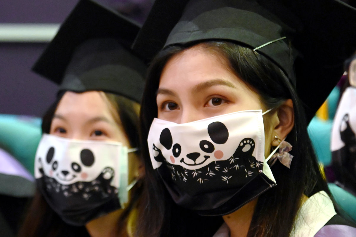 本校致贈全體畢業生繪有清華吉祥物貓熊圖案的口罩套