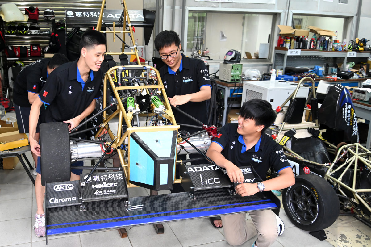 清大賽車工廠成員邱鏡宇(左起)、謝昇翰、隊長陳子靖討論如何優化電動車操控性