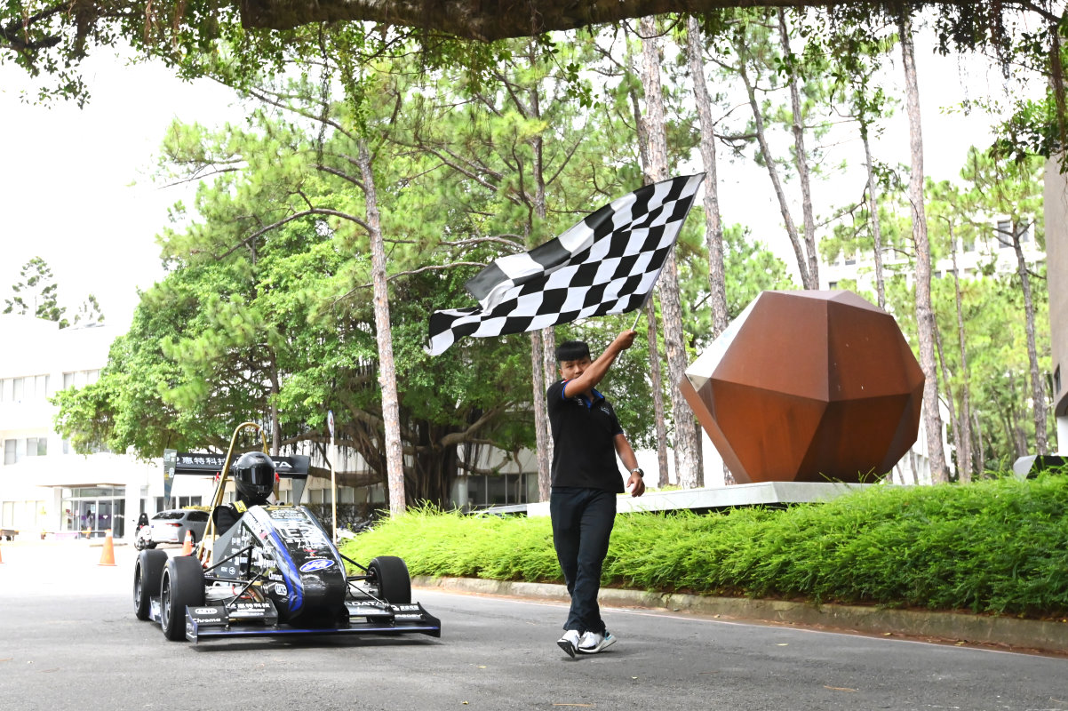 清大賽車工廠第三代電動車7月16日在校園內試跑