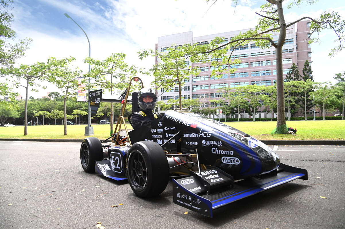 清大賽車工廠推出全台第一輛四驅學生方程式電動賽車