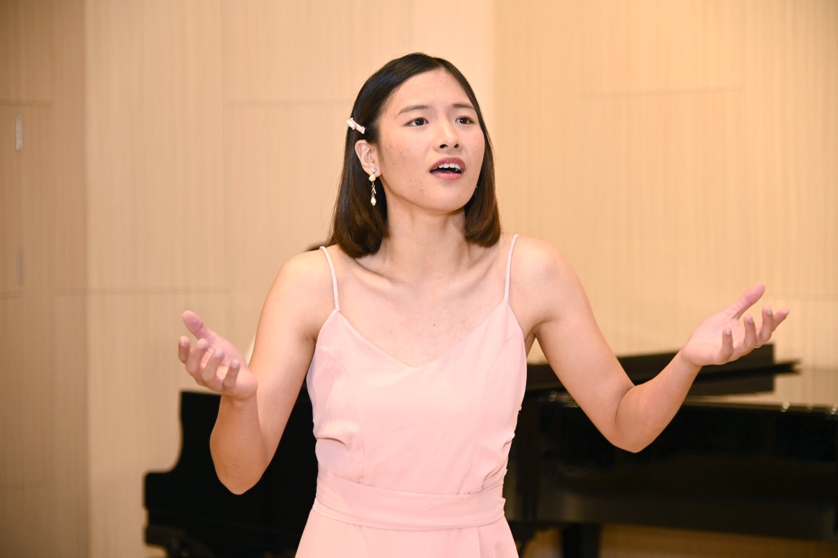瑪雅．瑪杜萊安是受旭日計畫資助學生，在清華音樂劇「三便士」中擔任女主角