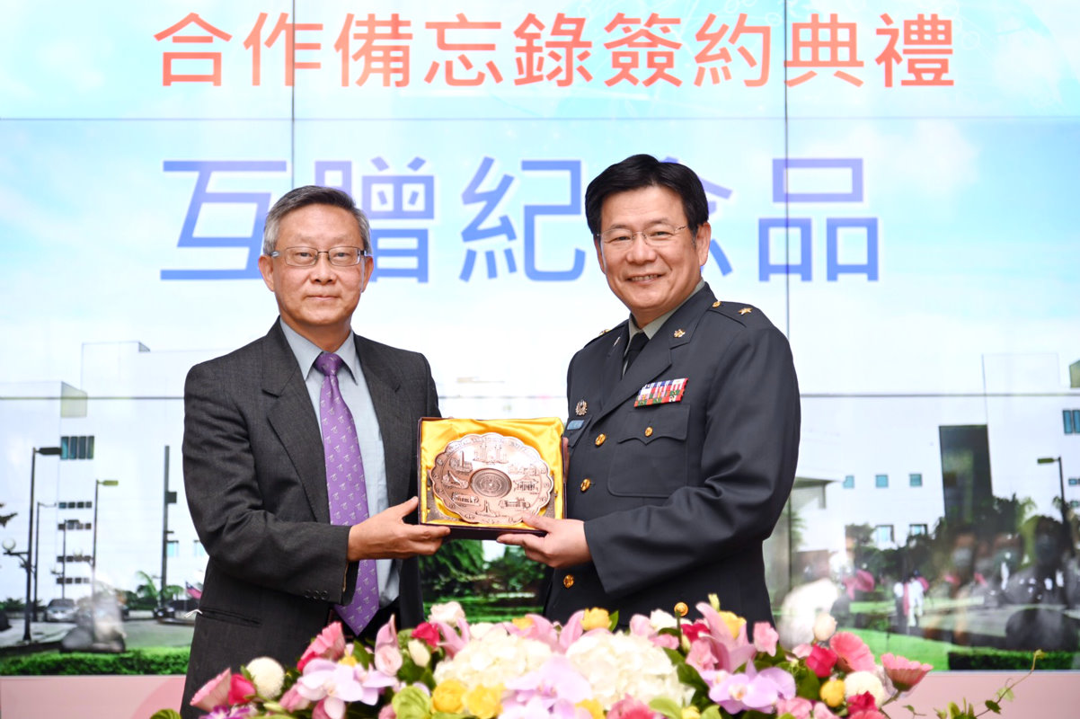 本校賀陳弘校長(左)代表致贈鑄有清華校徽與代表性建築的銅盤