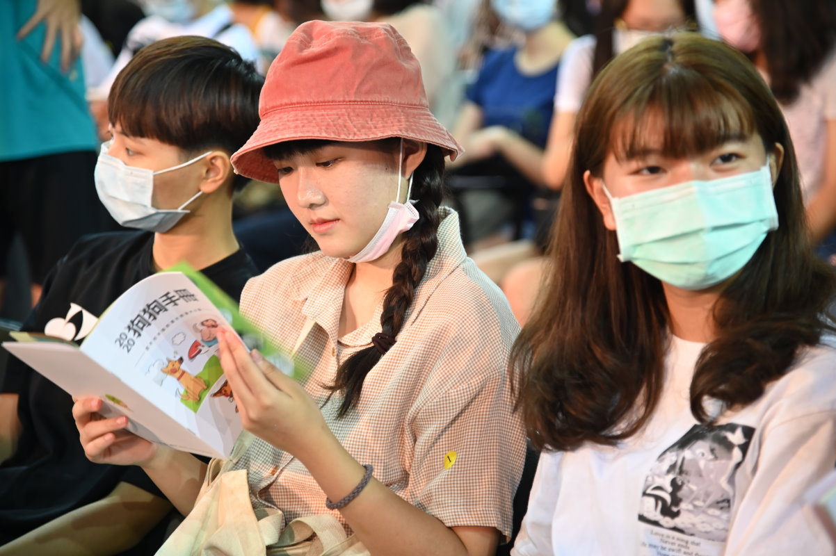 本校為新生準備的帆布禮袋中有介紹校內的每隻校園流浪狗的手冊