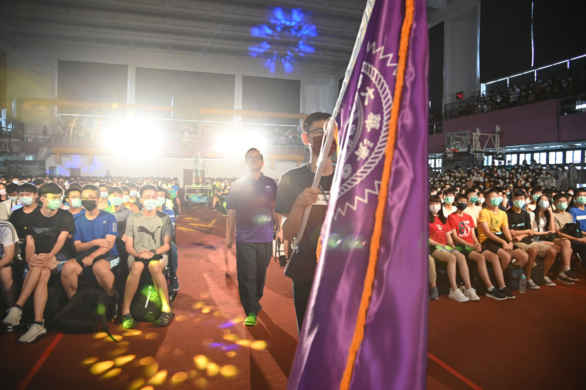 本校賀陳弘校長在象徵清華精神的紫色校旗引領下，進入新生領航營活動會場