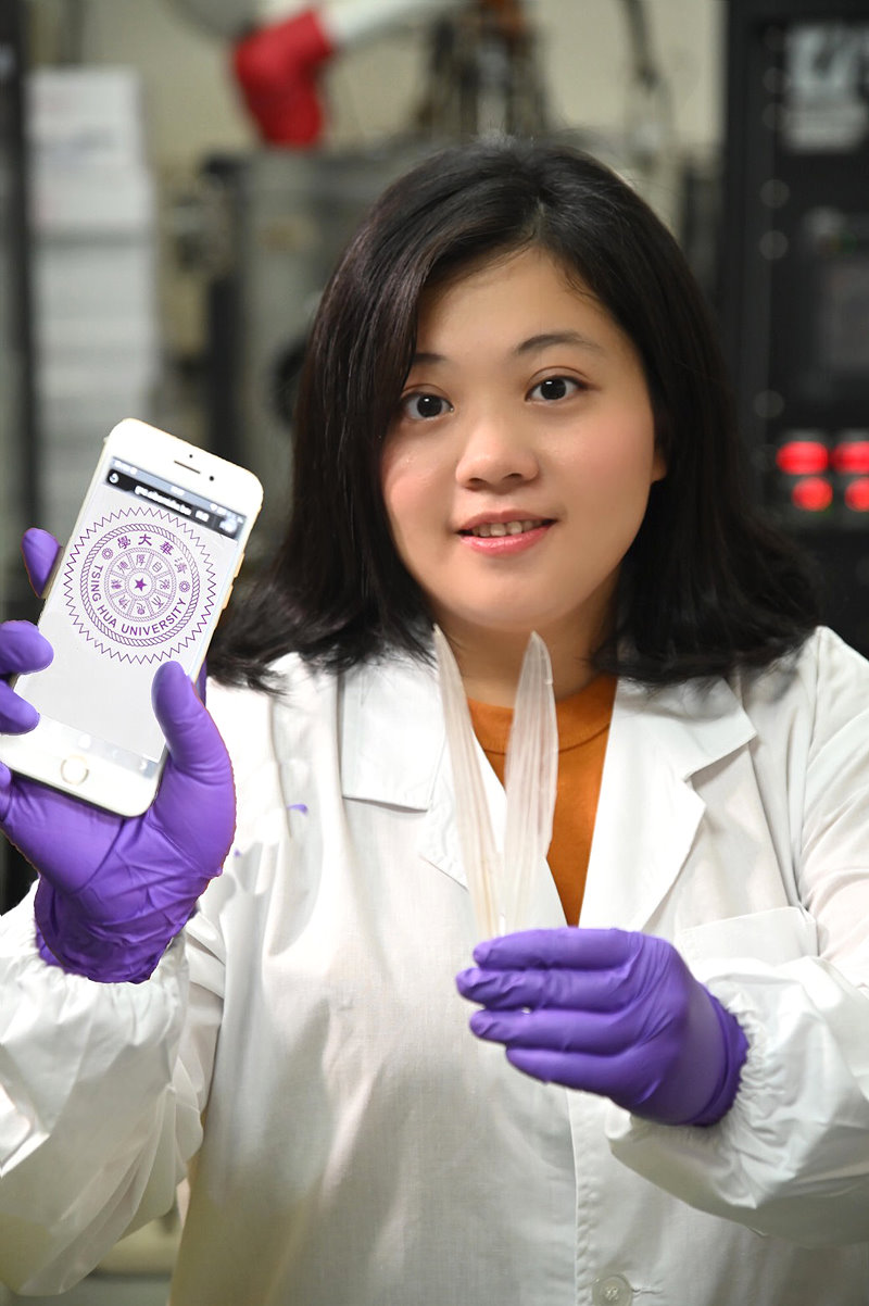 清華材料系碩士生何品儀將魷魚骨製成一壓即可殺菌的手機螢幕保護貼