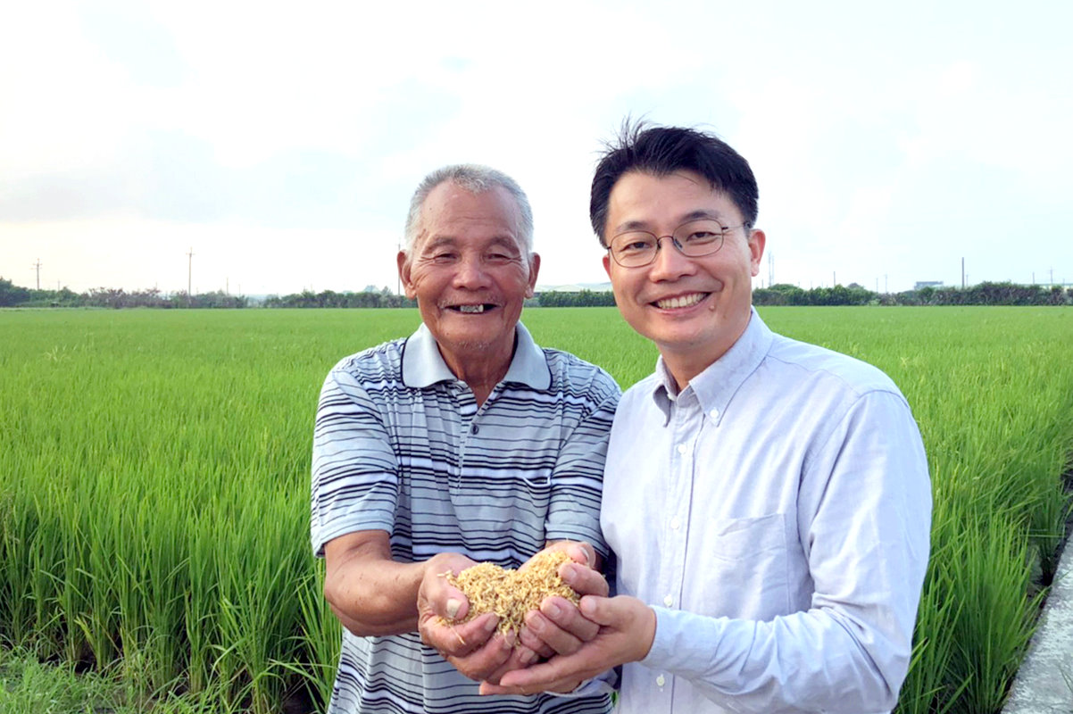 清華材料系吳志明教授(右)從父親手中接過稻殼來研發新型壓電材料