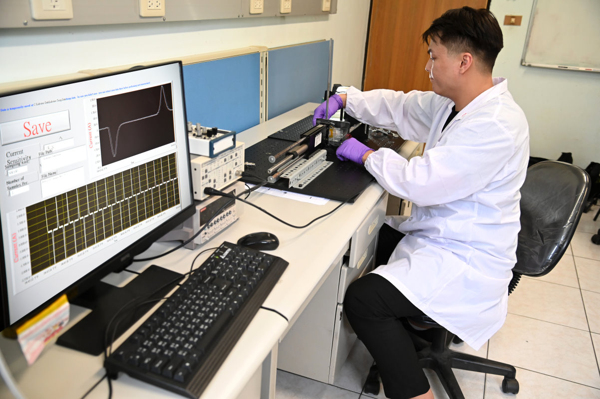 清華材料系博士生賴思年測試新型材料的壓電性質