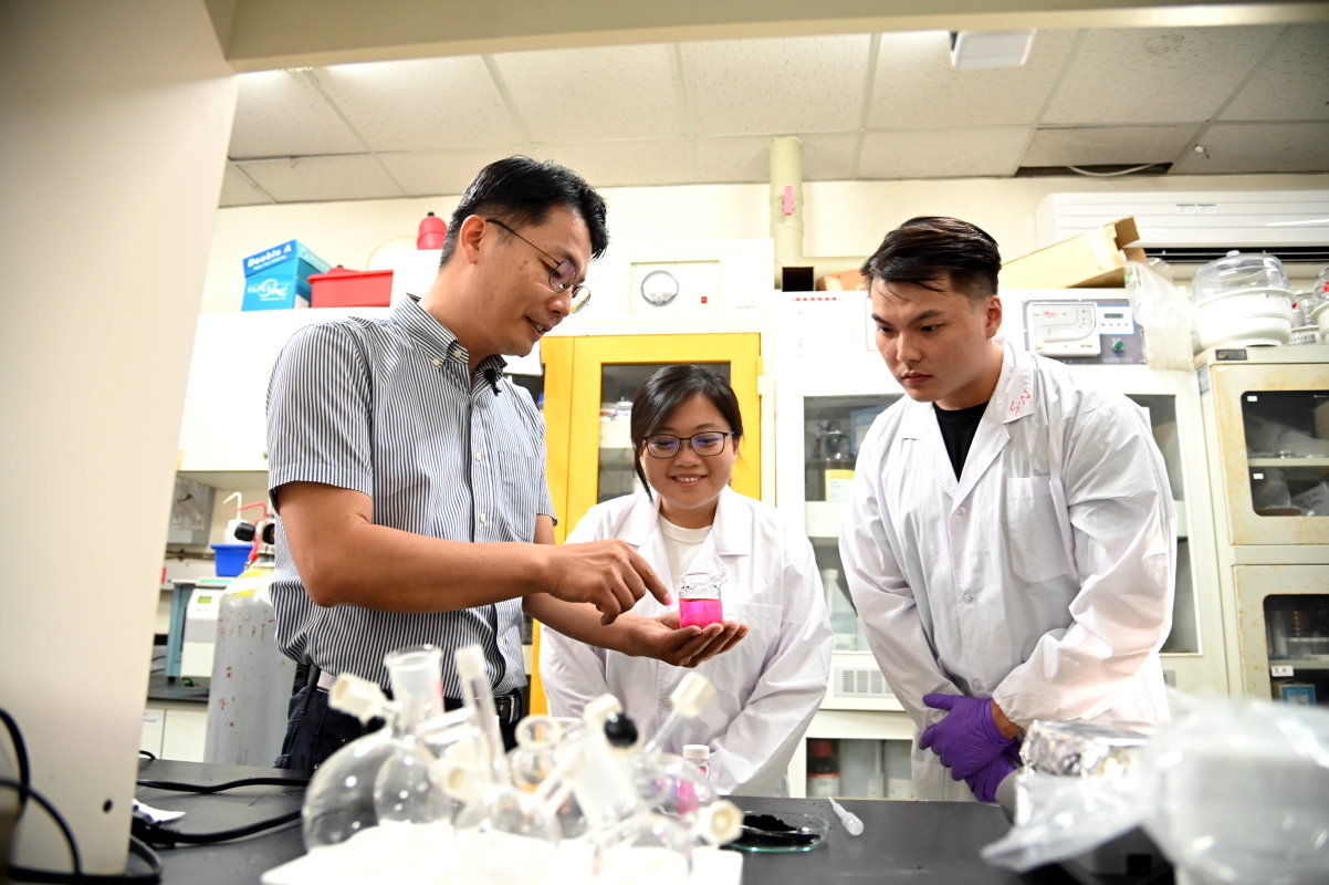 清華材料系吳志明教授(左起)指導研究生何品儀、賴思年研發新型複合壓電材料