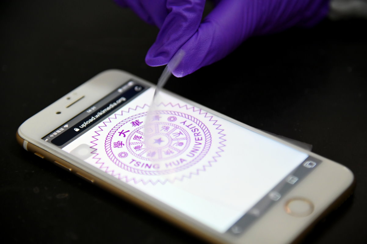 清華材料系吳志明教授研究團隊將魷魚骨製成一壓即可殺菌的手機螢幕保護貼