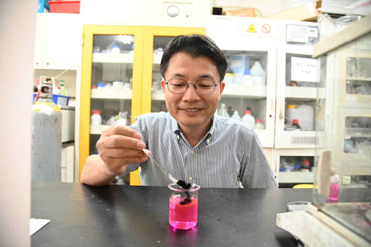 清華材料系吳志明教授利用稻殼研發出的石英複合壓電材料來淨化染料廢水