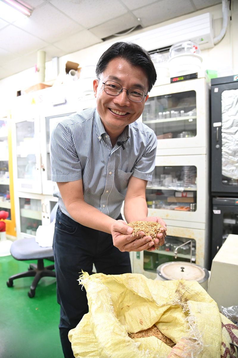 清華材料系吳志明教授將廢稻殼變成可淨化汙水的新型材料