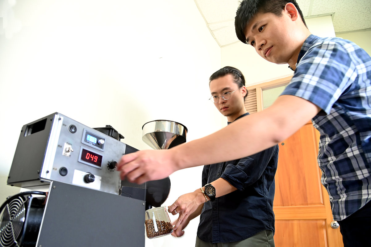 團隊成員邱柏諺(左)、郭奐均去年應用微波烘豆機成立新創公司「波豆」