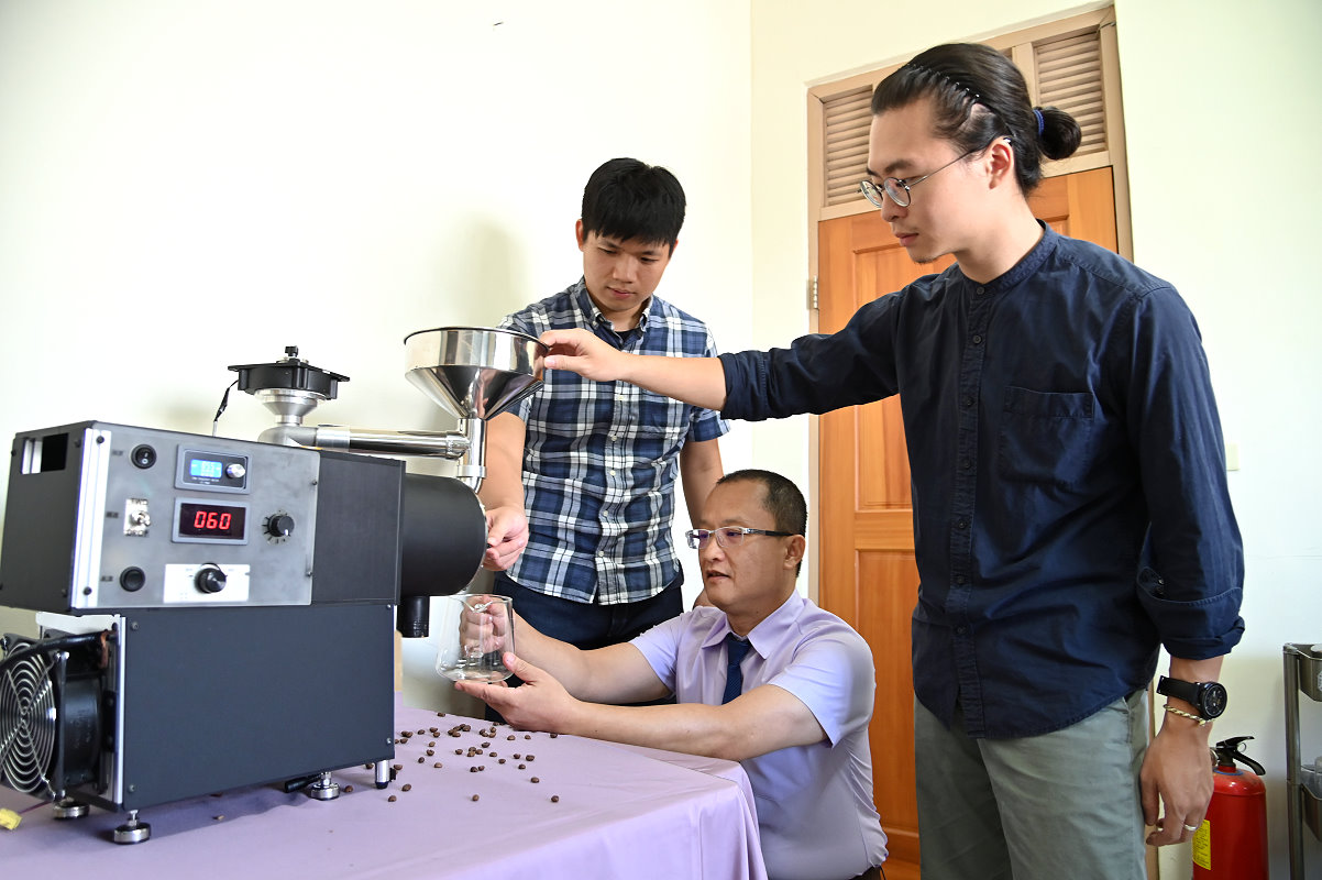 團隊成員邱柏諺(右)、郭奐均(左)在趙賢文博士的技術協助下成立新創公司「波豆」