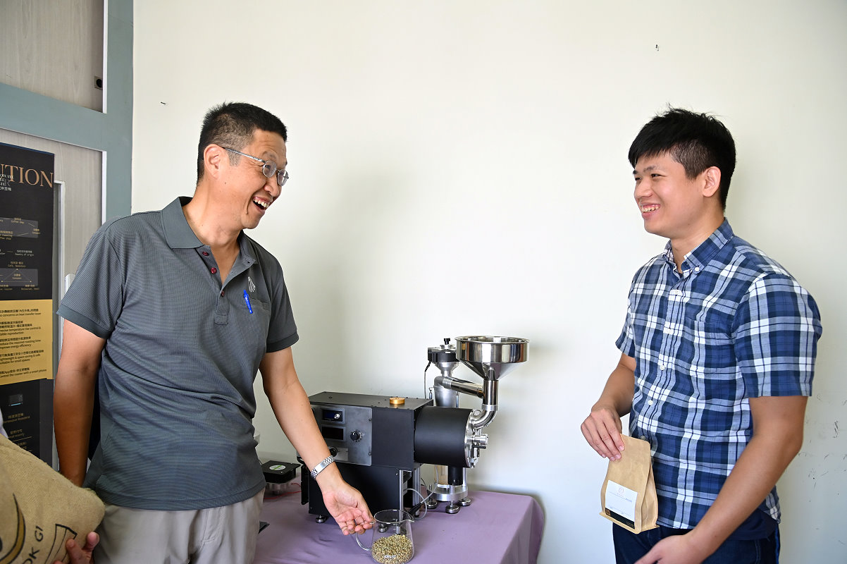 團隊成員郭奐均(右)與張存續教授討論改善烘豆機微波技術的方法