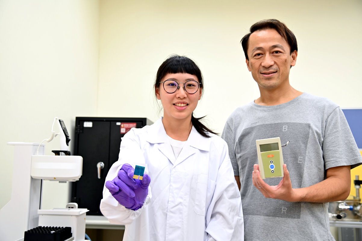 本校動機所碩二生陳品璇(左)在王玉麟教授指導下，完成用唾液快篩新冠病毒晶片